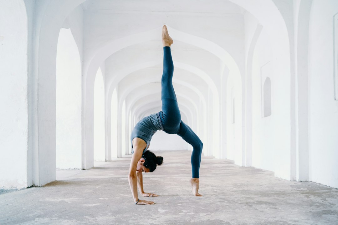 Exerciții de stretching pentru îmbunătățirea flexibilității și prevenirea accidentărilor