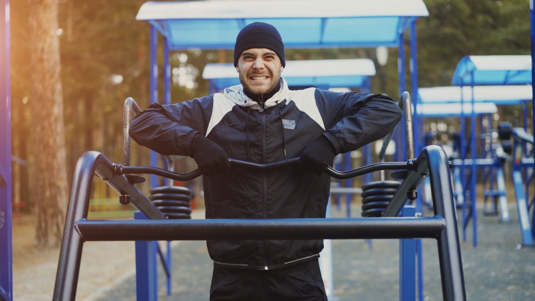 Street Workout: Antrenament cu Greutatea Corpului în Parcuri