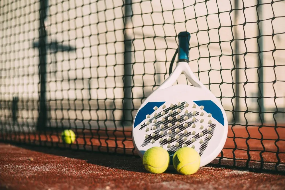 Cum alegi o rachetă de padel: greutate, formă, control vs putere