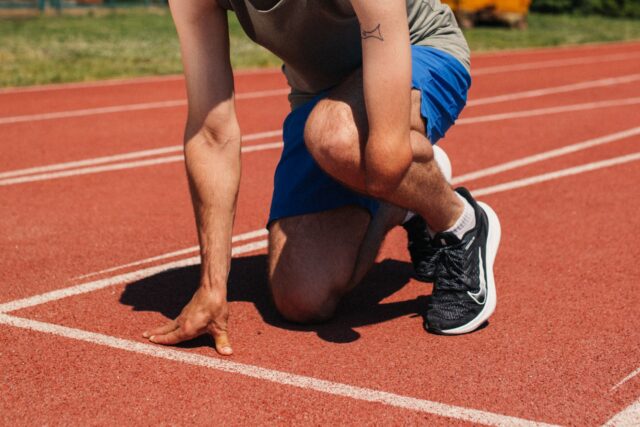 Teren sportiv în aer liber cu conuri de marcaj, pregătit pentru un eveniment