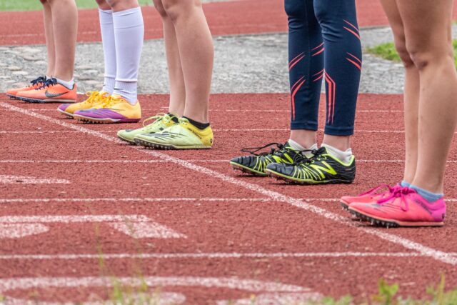Sală de sport cu saltele și echipamente, pregătită pentru o zi a porților deschise