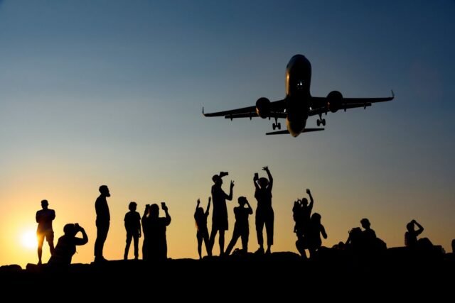 Turism montan iarna versus vara: ce se schimbă în organizarea unui traseu