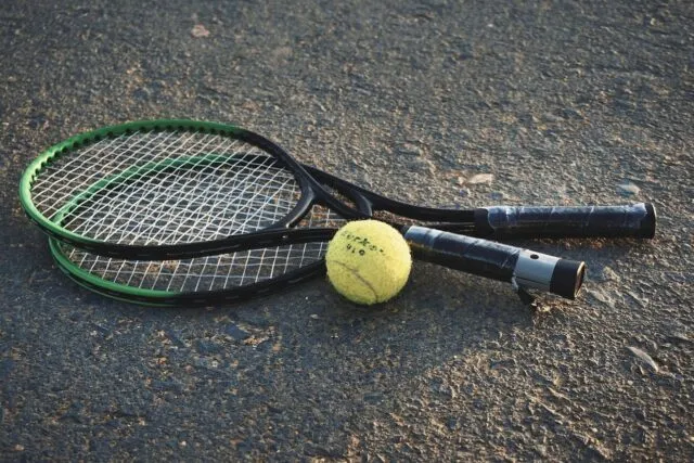 Detaliu cu corzile unei rachete de tenis